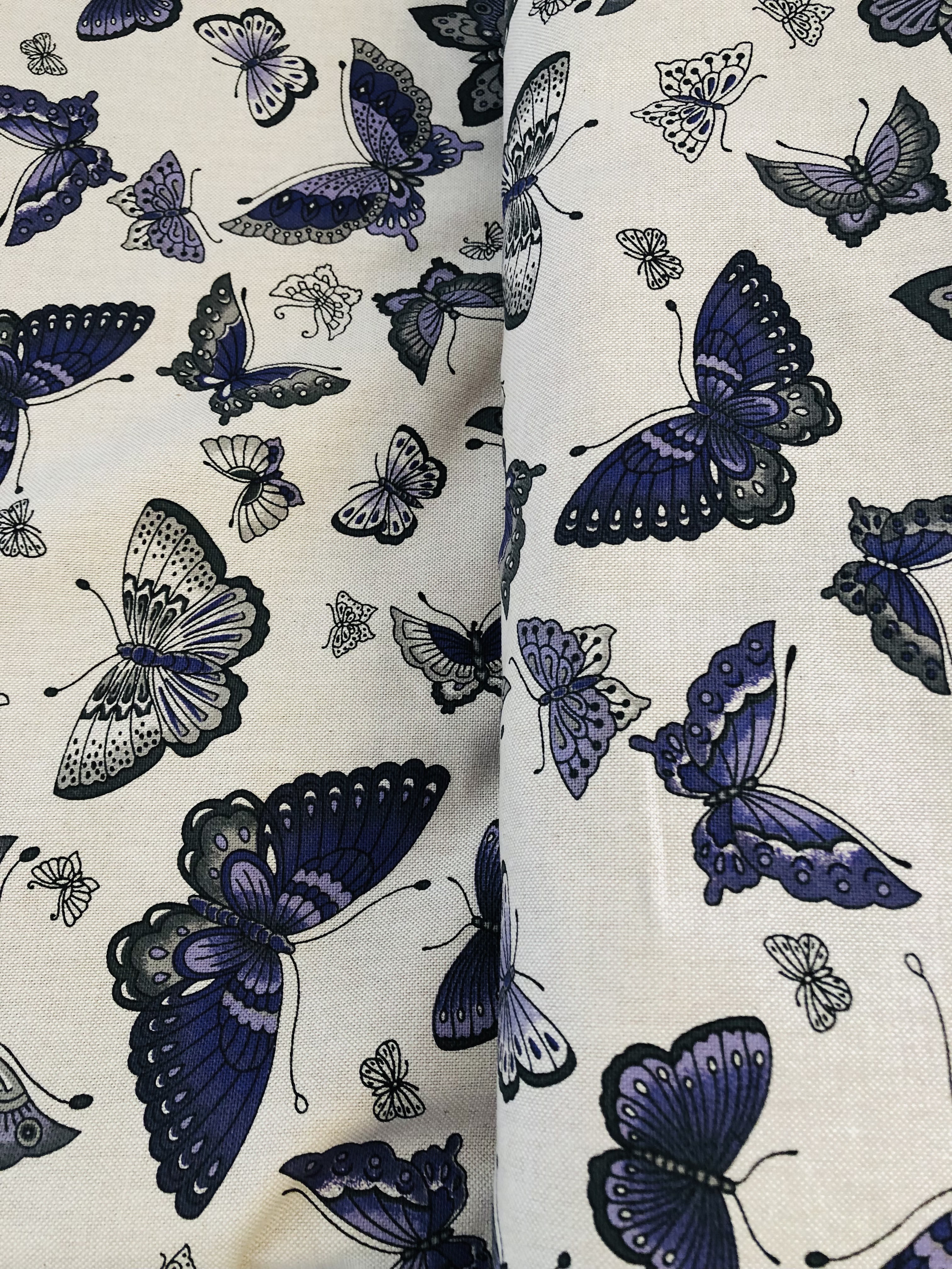 fialovo-šedí motýli na režné
