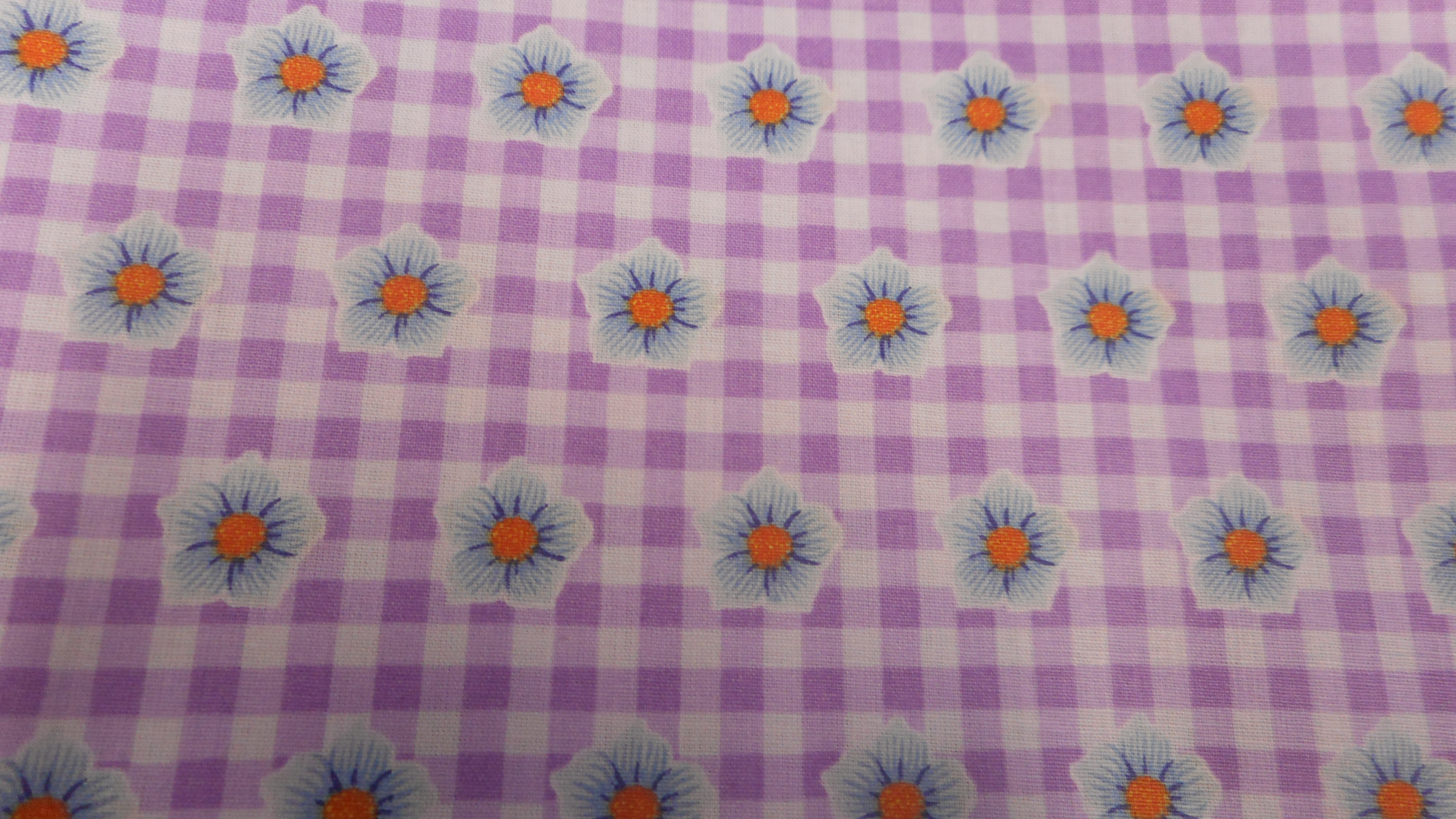 modré květy na fialové kostičce