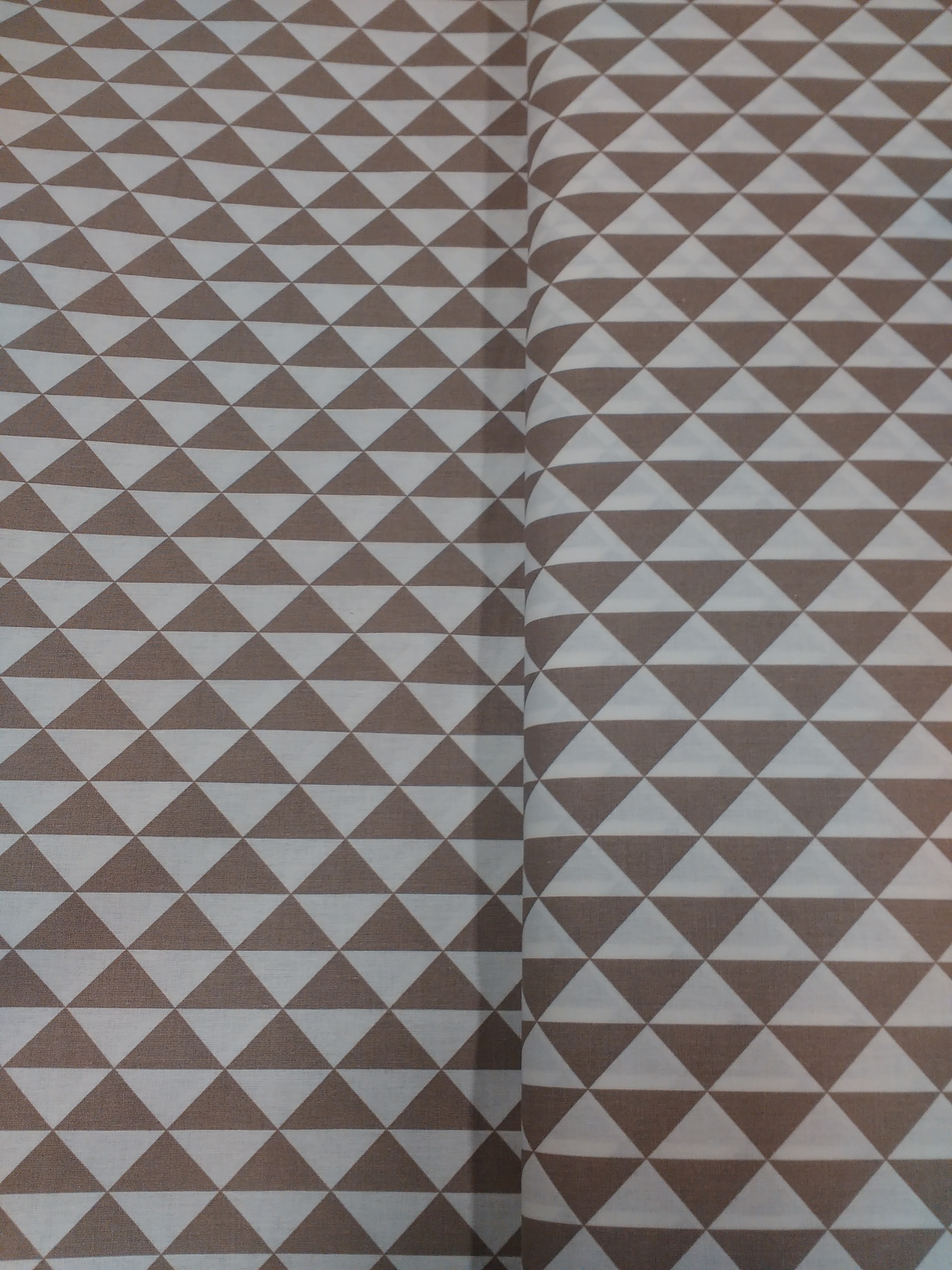 béžovo bílé trojúhelníky